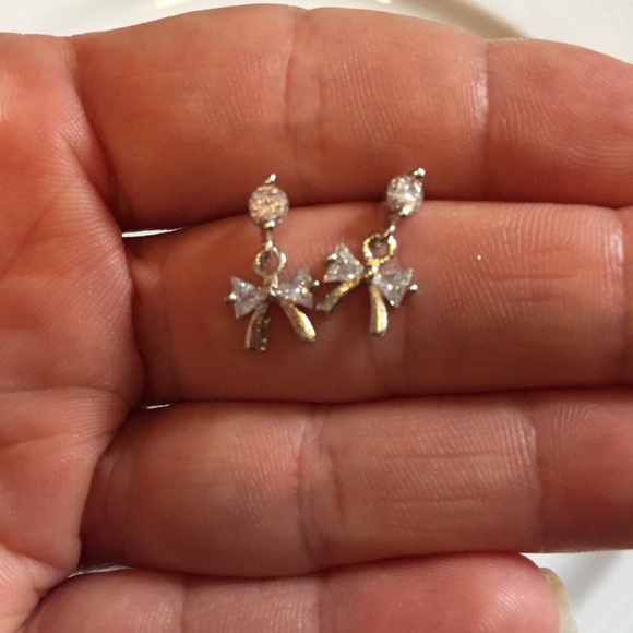 🎀 Beautiful 925S CZ Dainty Bow Earrings 🎀 - Picture 6 of 6